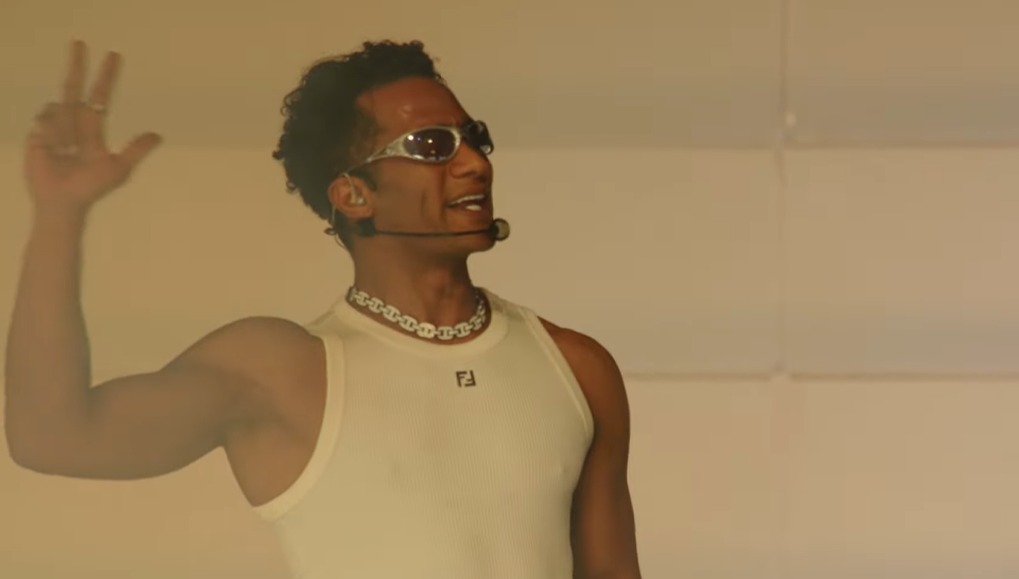 محمد رمضان يقلد الرئيس الراحل محمد أنور السادات على مسرح حفله بـ أمريكا