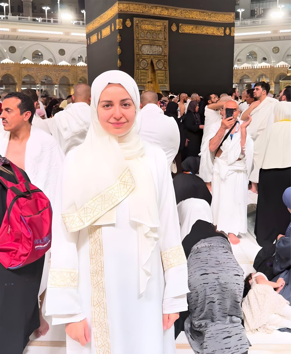 لقطات لـ الفنانة هبة مجدي في العمرة والفنانة تتصدر التريند بعد نشرها الصور