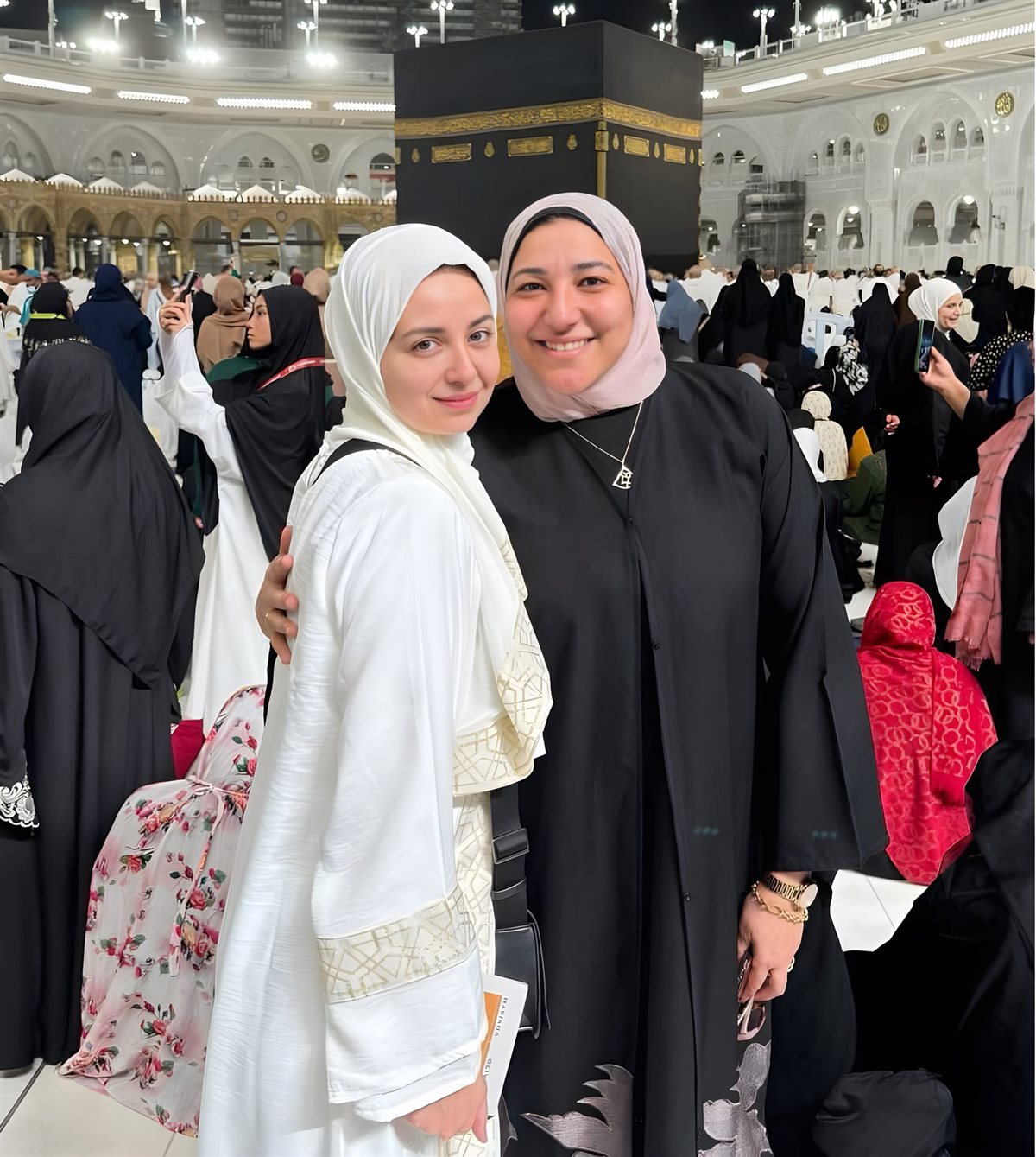 لقطات لـ الفنانة هبة مجدي في العمرة والفنانة تتصدر التريند بعد نشرها الصور