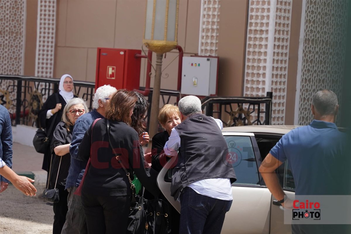 لقطات من جنازة الدكتور نبيل سالم زوج الإعلامية سناء منصور 