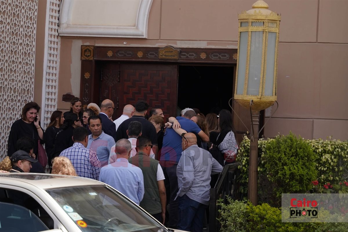 لقطات من جنازة الدكتور نبيل سالم زوج الإعلامية سناء منصور 