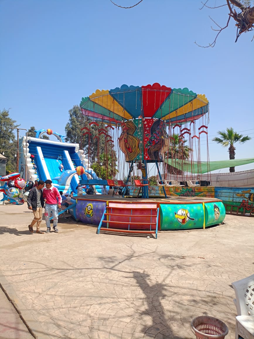 إقبال كبير من المواطنين على المتنزهات والشواطئ بالبحيرة