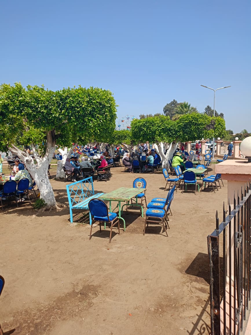 إقبال كبير من المواطنين على المتنزهات والشواطئ بالبحيرة