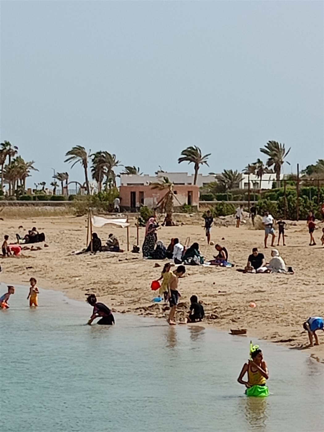 الإقبال على شواطئ شرم الشيخ