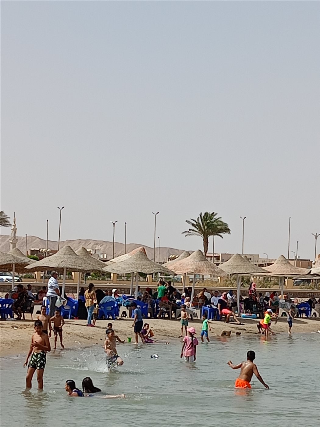 الإقبال على شواطئ شرم الشيخ