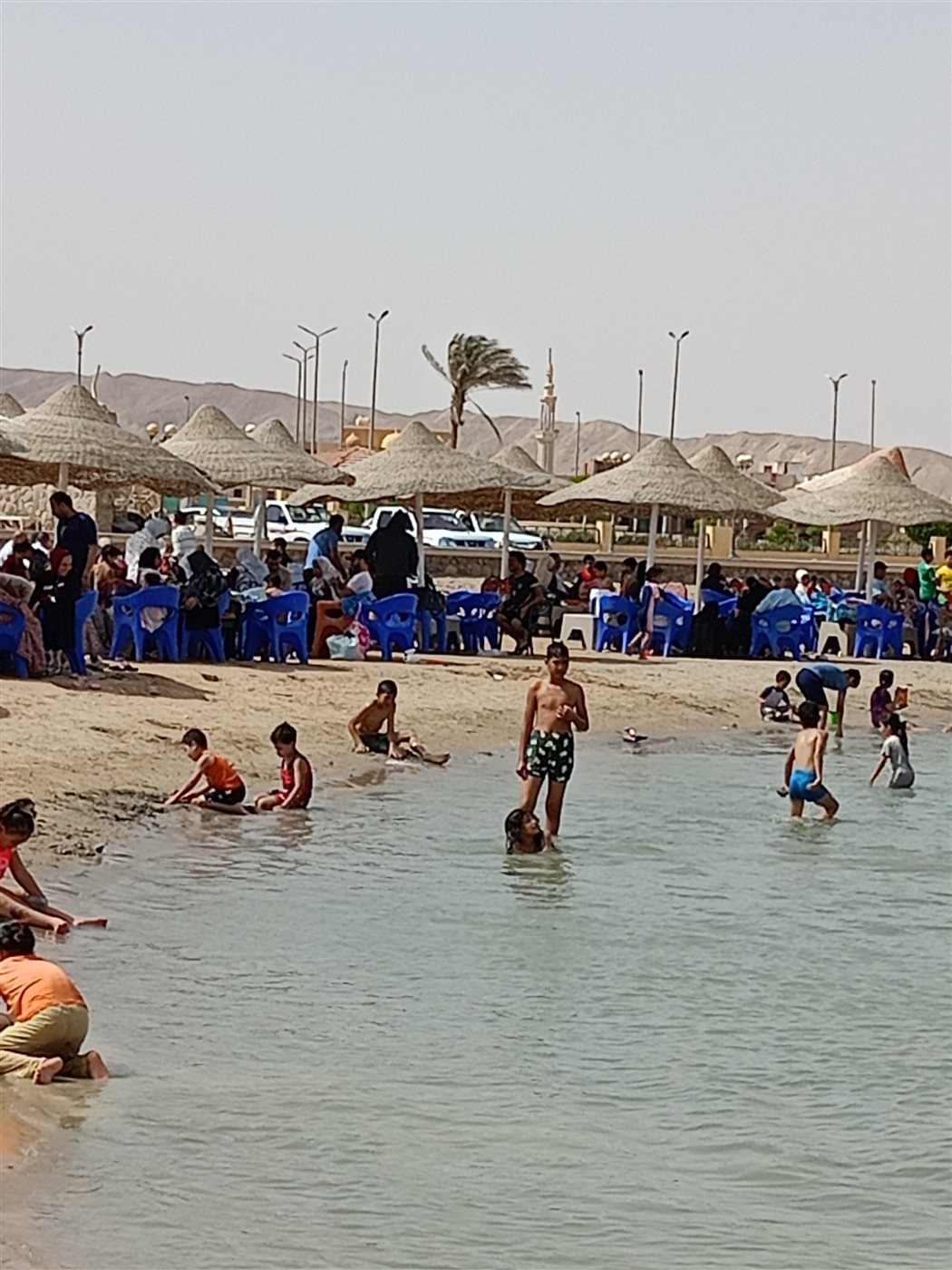 الإقبال على شواطئ شرم الشيخ