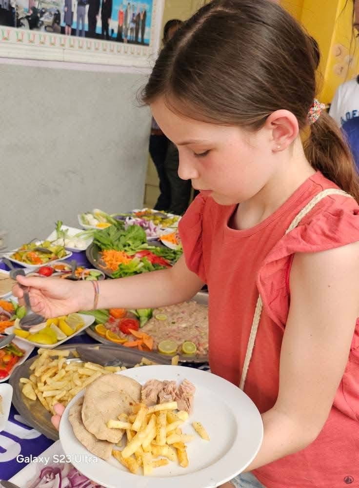 سائحين المان يأكلون الفسيخ في شم النسيم بالأقصر