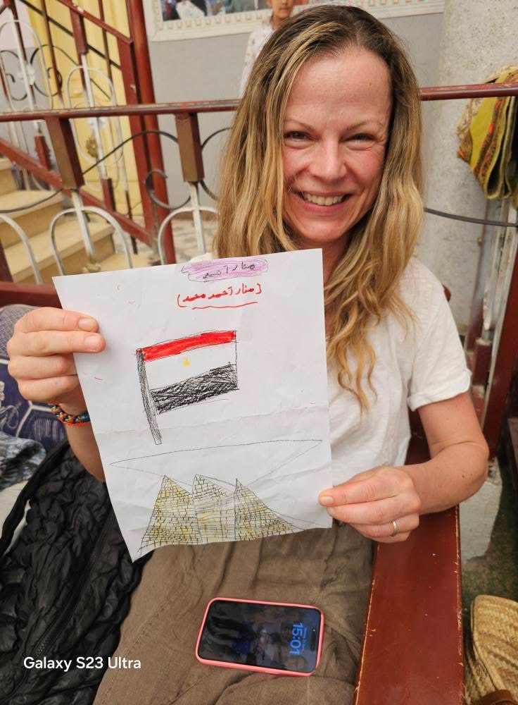 سائحين المان يأكلون الفسيخ في شم النسيم بالأقصر