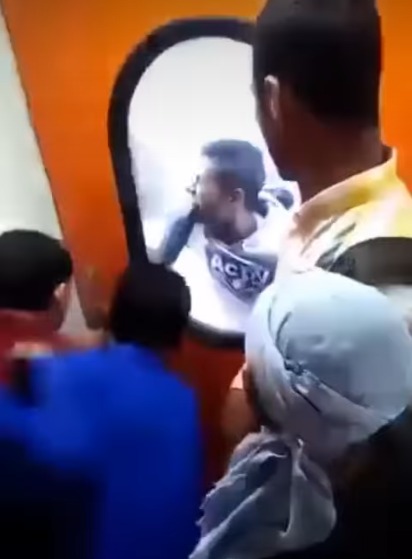 لقطات من فيديو شاب معلق بباب قطار سكة حديد