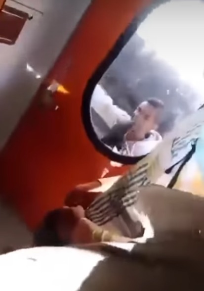 لقطات من فيديو شاب معلق بباب قطار سكة حديد