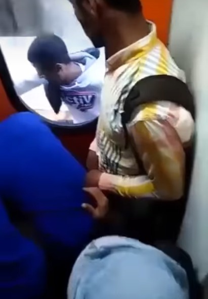 لقطات من فيديو شاب معلق بباب قطار سكة حديد