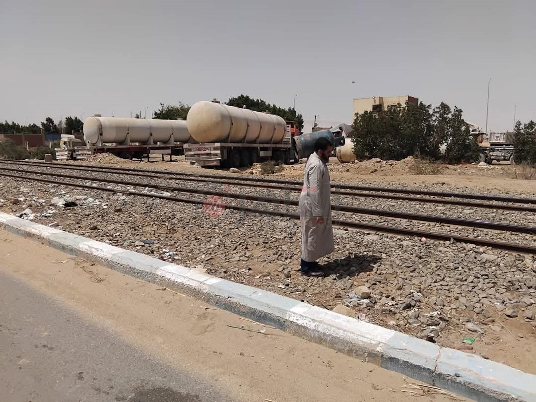 تموين السويس تعلن نجاح أحد مفتشيها في ضبط مستودع يبيع الأسطوانات بأعلى من سعرها