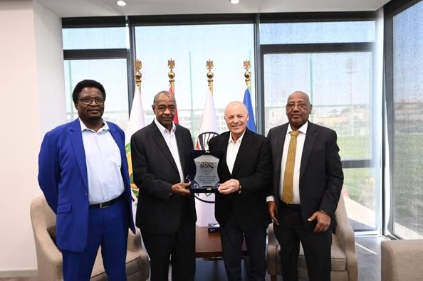 هاني أبو ريدة يلتقي رئيس الاتحاد السوداني