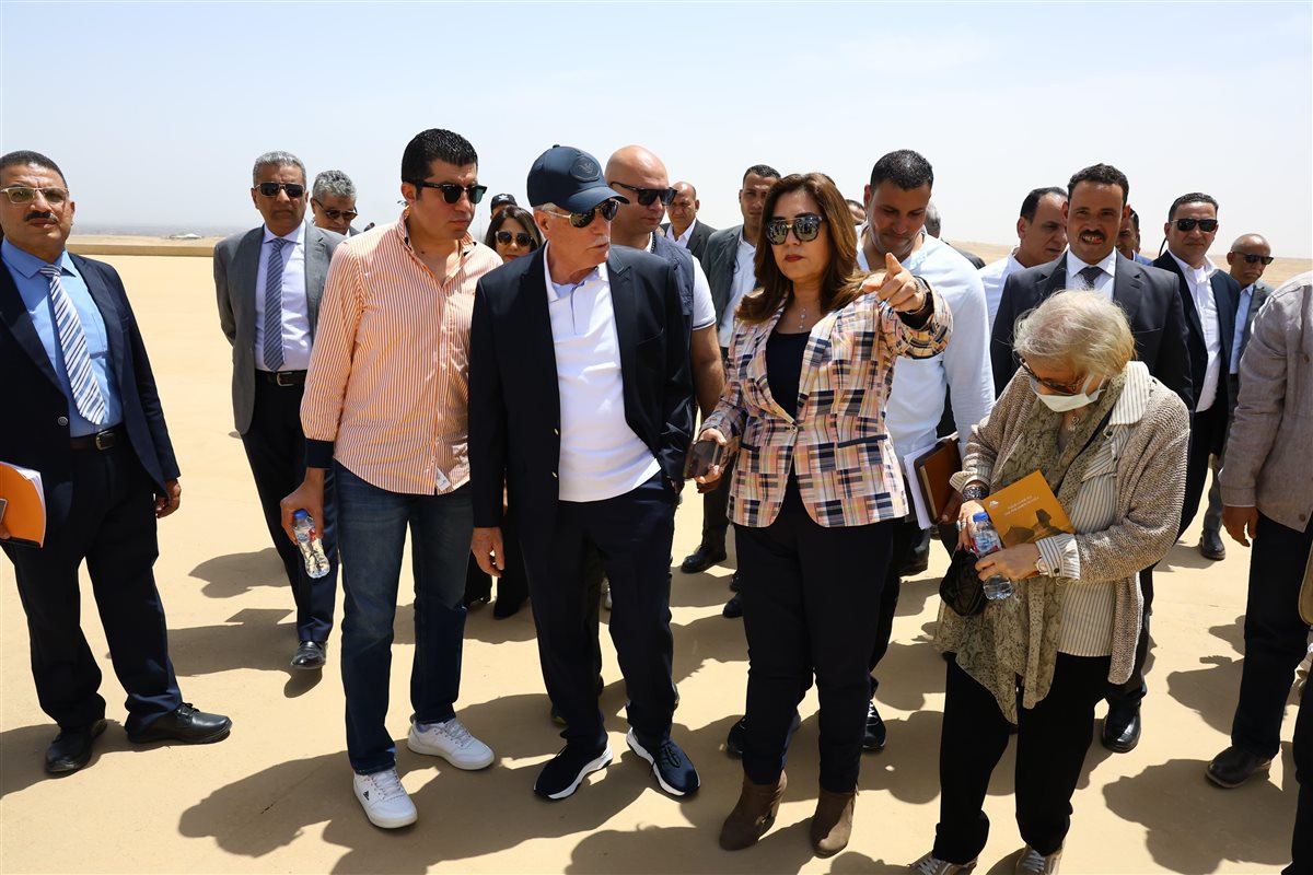 متابعة التشغيل التجريبى لأعمال تطوير المنطقة الأثرية بالأهرامات