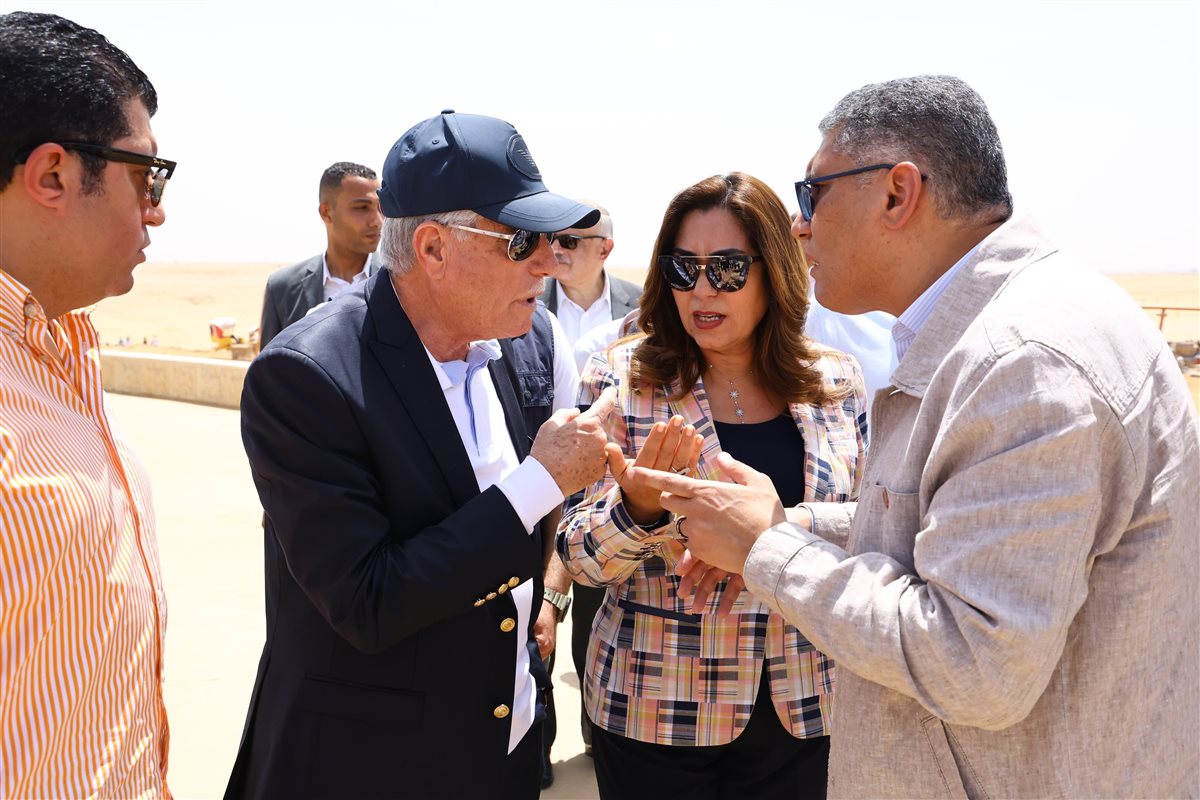 متابعة التشغيل التجريبى لأعمال تطوير المنطقة الأثرية بالأهرامات