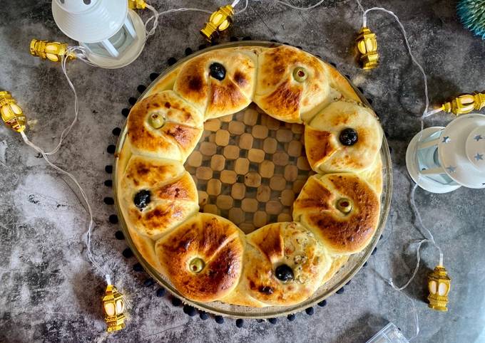 طريقة عمل فطيرة بالجبنة والزيتون