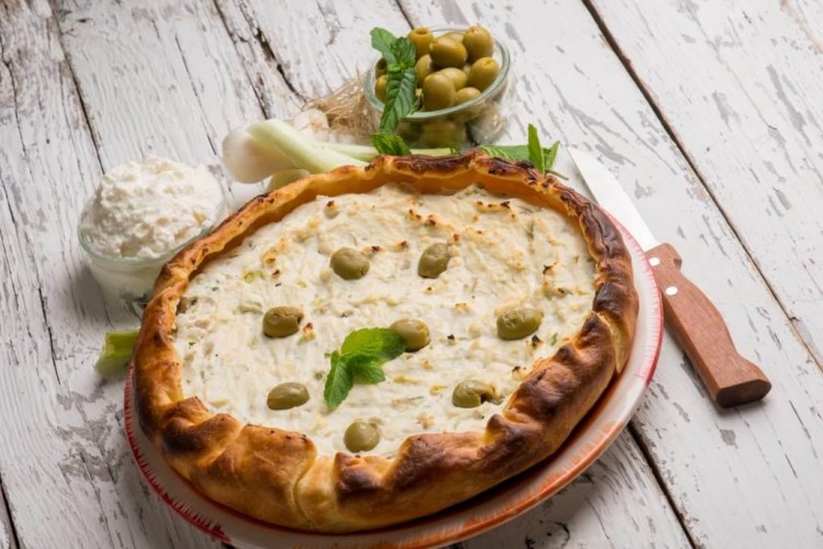 طريقة عمل فطيرة بالجبنة والزيتون