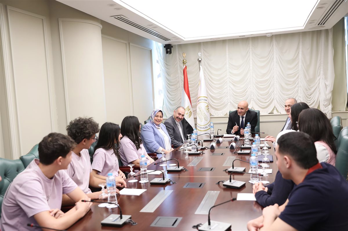 وزير التعليم يلتقي ممثلين لطلاب مدارس النيل الدولية