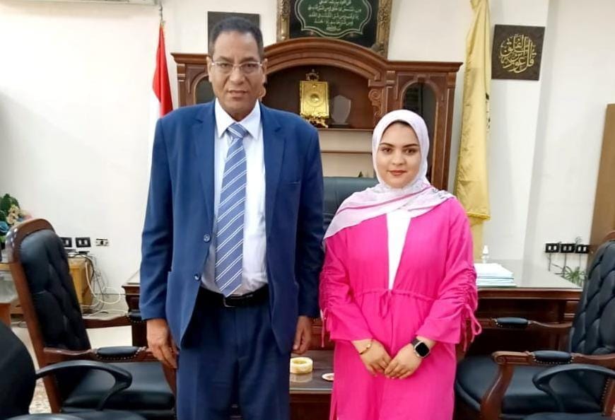 عميد كلية التجارة بجامعة حلوان مع محررة القاهرة 24