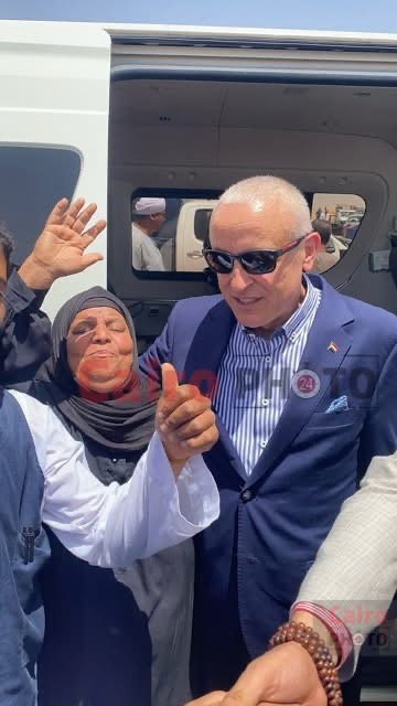 محافظ الأقصر يصطحب مسنة بسيارتة من حرارة الجو