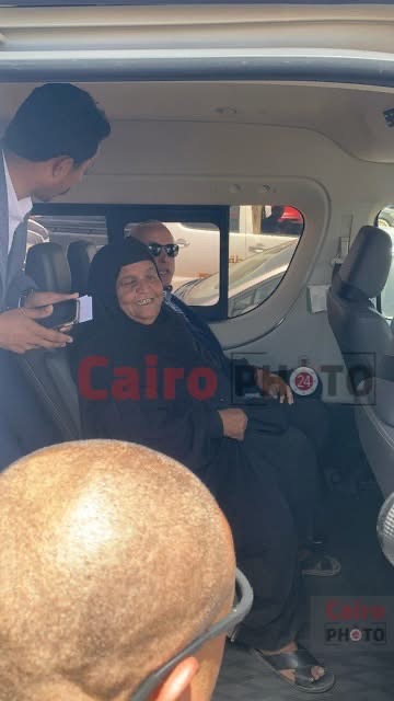 محافظ الأقصر يصطحب مسنة بسيارتة من حرارة الجو