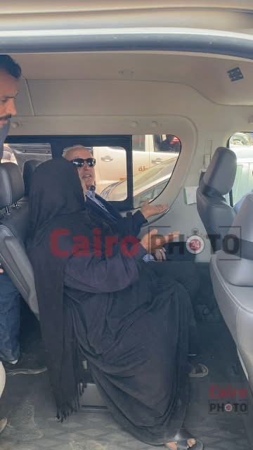 محافظ الأقصر يصطحب مسنة بسيارتة من حرارة الجو