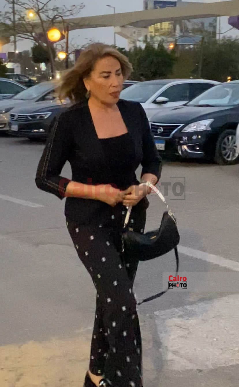 هالة سرحان ويسرا وإيناس الدغيدي يقدمن واجب العزاء في وفاة زوج الإعلامية سناء منصور|