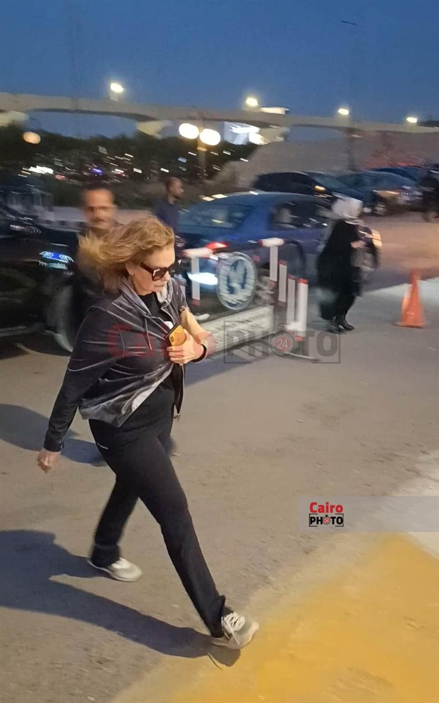 هالة سرحان ويسرا وإيناس الدغيدي يقدمن واجب العزاء في وفاة زوج الإعلامية سناء منصور|