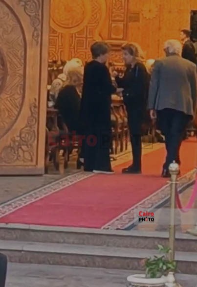 أحمد حلمي وعمرو الليثي يقدمان واجب العزاء في زوج الإعلامية سناء منصور بمسجد الشرطة بالشيخ زايد