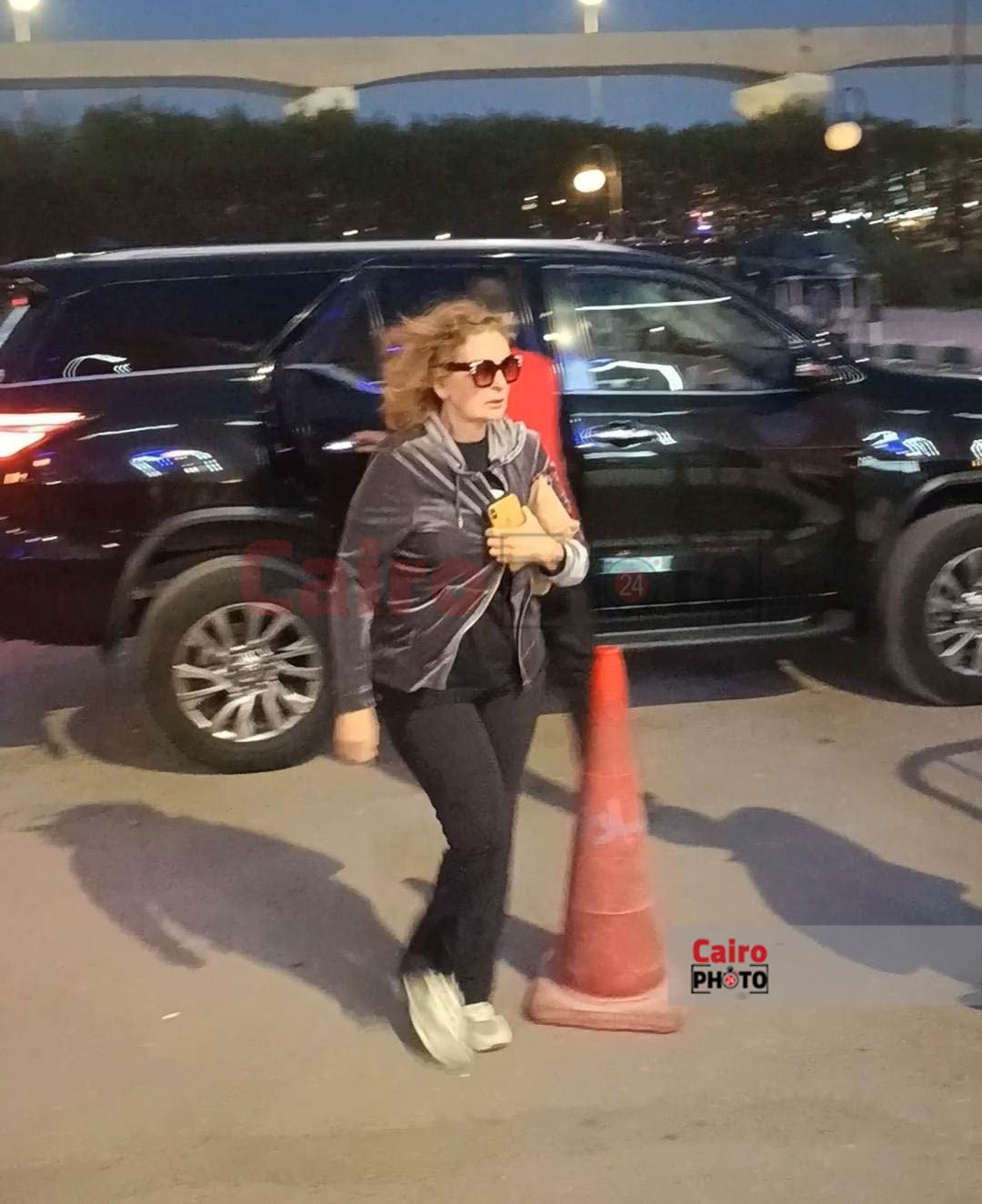 أحمد حلمي وعمرو الليثي يقدمان واجب العزاء في زوج الإعلامية سناء منصور بمسجد الشرطة بالشيخ زايد