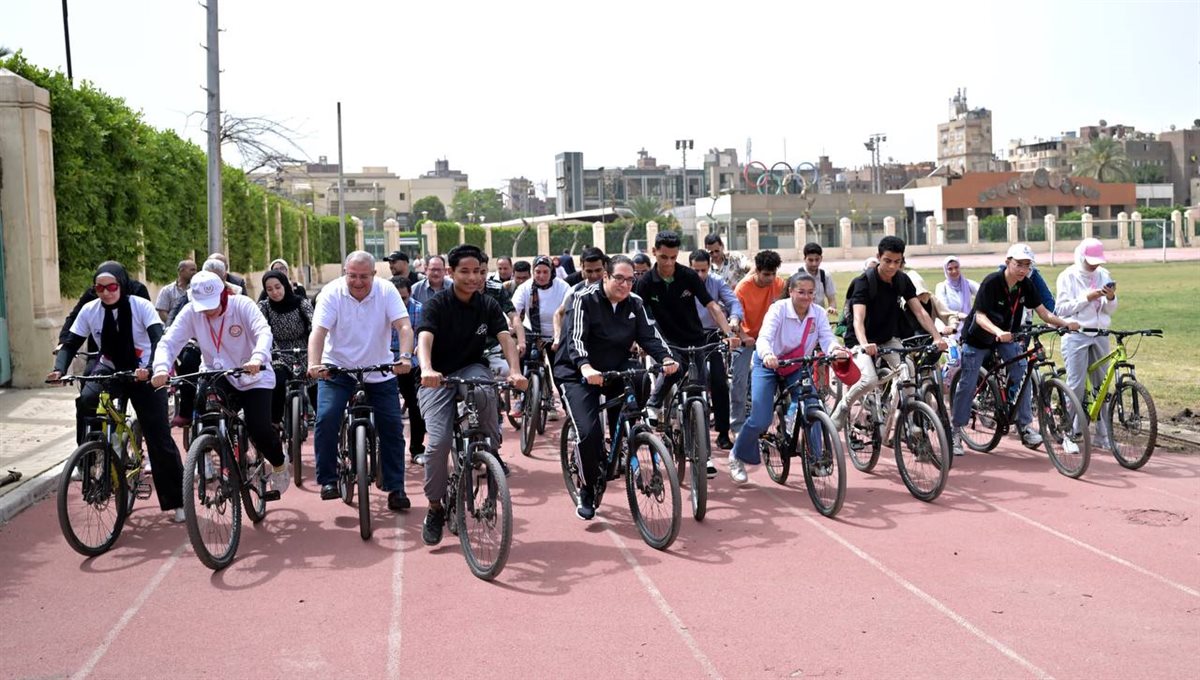 بحضور العمداء و500 طالب.. رئيس جامعة القاهرة يشارك الطلاب ماراثون الدراجات ومباراة كرة قدم