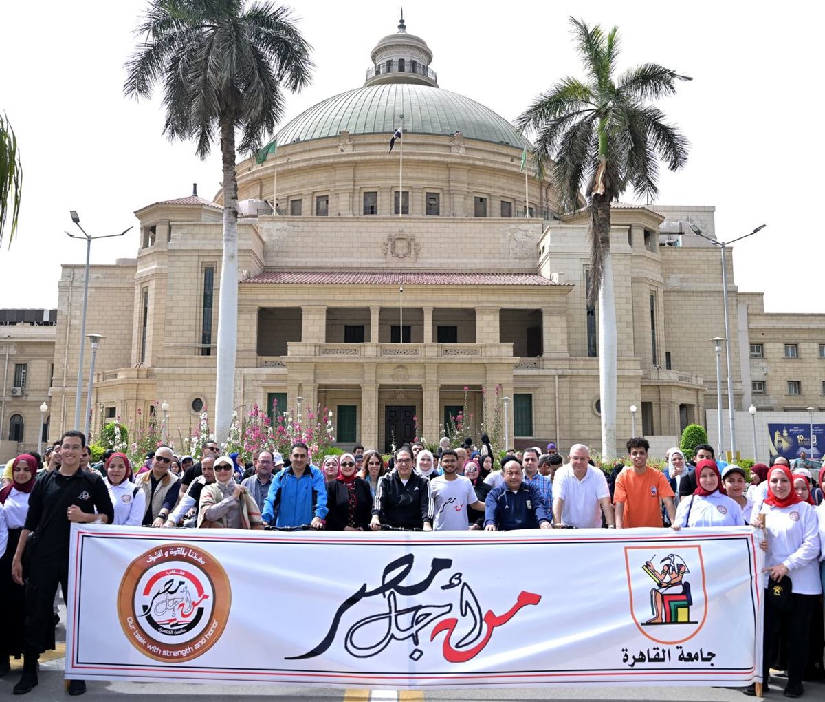 بحضور العمداء و500 طالب.. رئيس جامعة القاهرة يشارك الطلاب ماراثون الدراجات ومباراة كرة قدم
