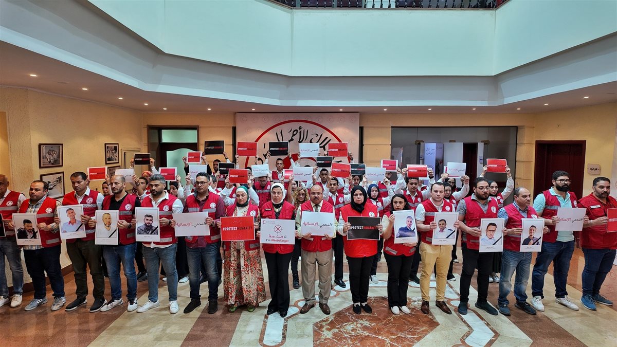 وقفة تضامنية للهلال الأحمر المصري مع أرواح المسعفين الفلسطينيين