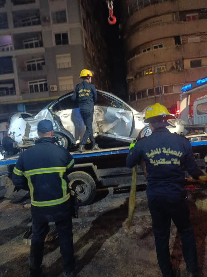 تصادم 3 سيارات ملاكي بكورنيش الإسكندرية 