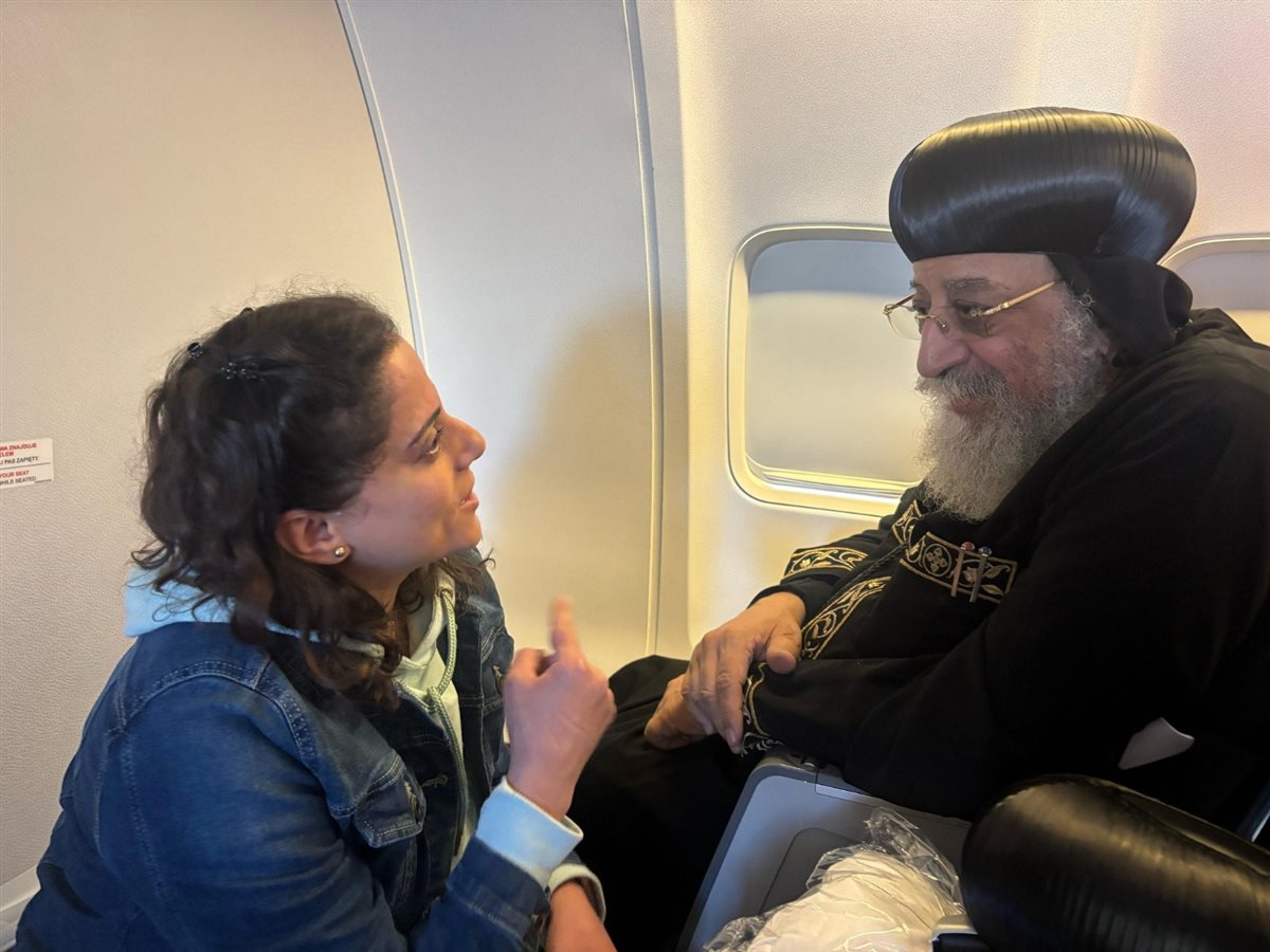 البابا تواضروس الثاني يجلس مع مجموعة من أبناء الكنيسة في الطائرة إلى بولندا  