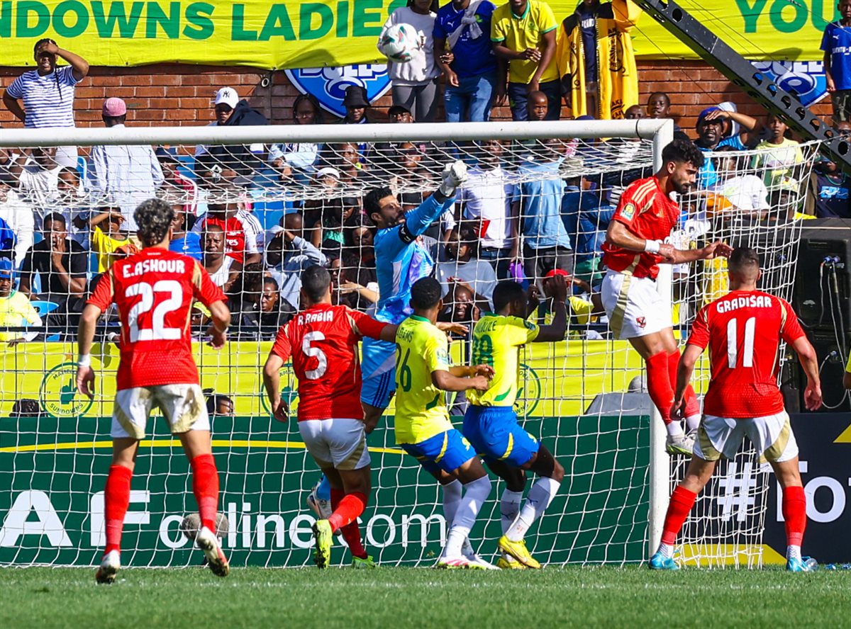 تردد القنوات الناقلة لمباراة الأهلي وصن داونز