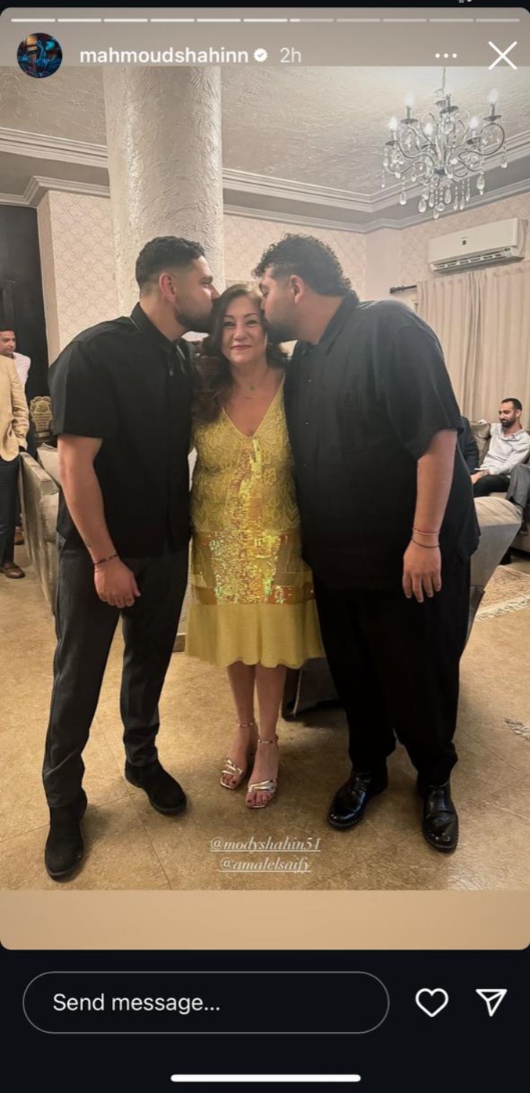 محمود شاهين يحتفل بعقد قران والدته