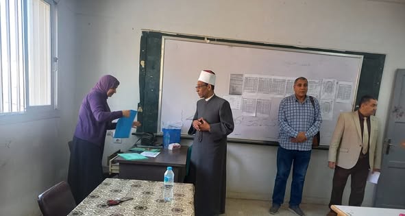 الشيخ فواز عبادي رئيس الإدارة المركزية لمنطقة القاهرة الأزهرية يتفقد لجنه معهد السلطان راشد.