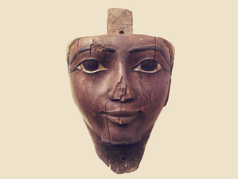 قناع خشبي داكن اللون 