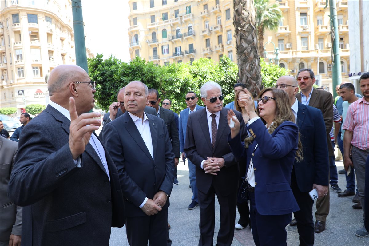 مستشار رئيس الجمهورية ومحافظ القاهرة خلال جولتهما في وسط البلد<br>&nbsp;