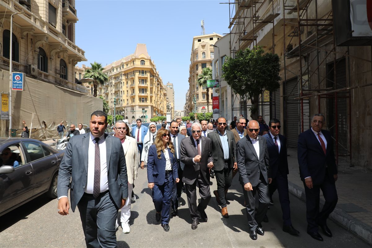 مستشار رئيس الجمهورية ومحافظ القاهرة خلال جولتهما في وسط البلد<br>&nbsp;