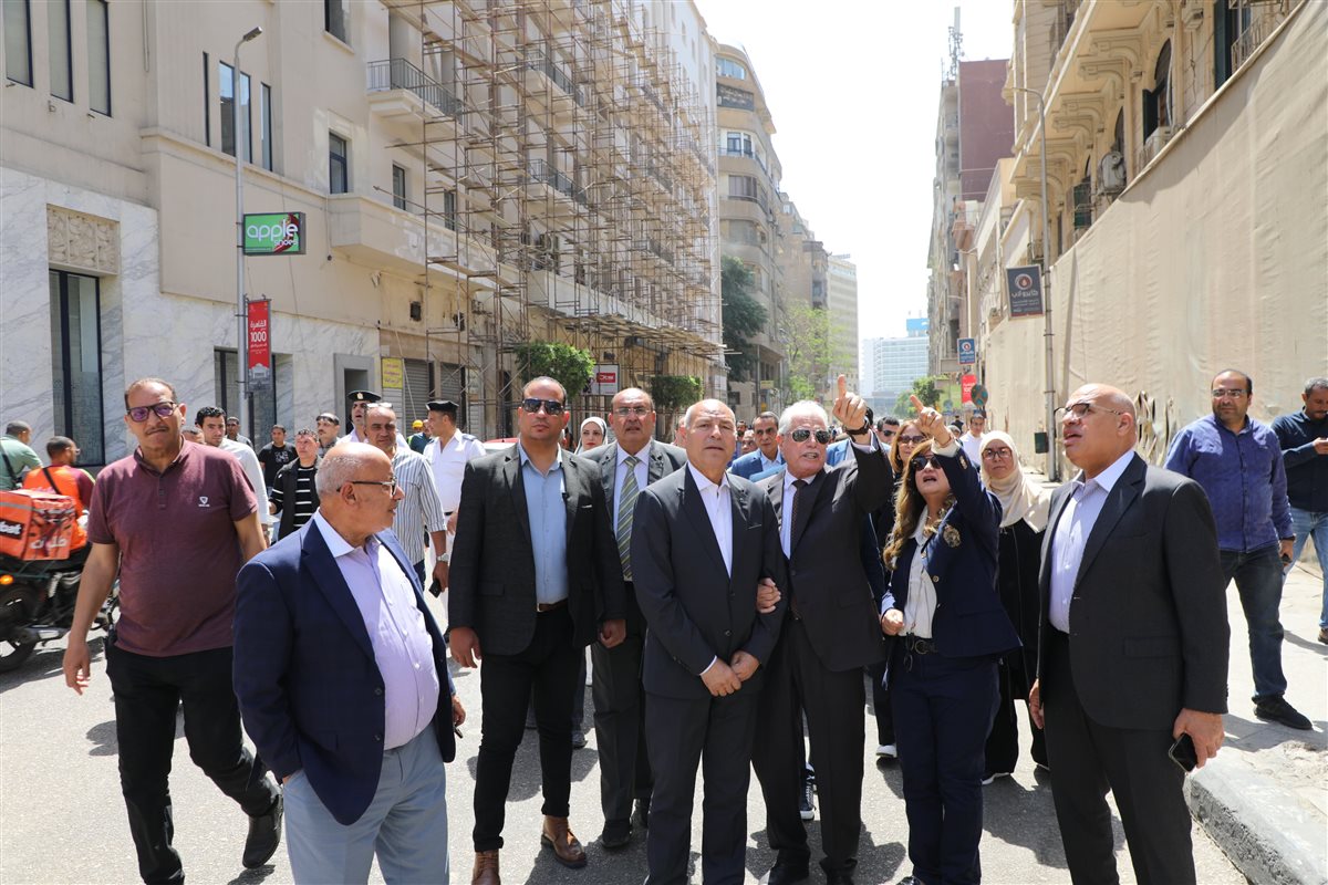 مستشار رئيس الجمهورية ومحافظ القاهرة خلال جولتهما في وسط البلد<br>&nbsp;