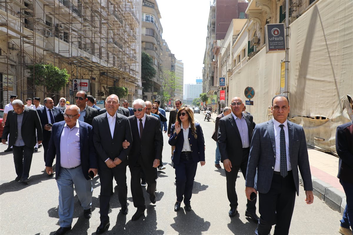 مستشار رئيس الجمهورية ومحافظ القاهرة خلال جولتهما في وسط البلد<br>&nbsp;