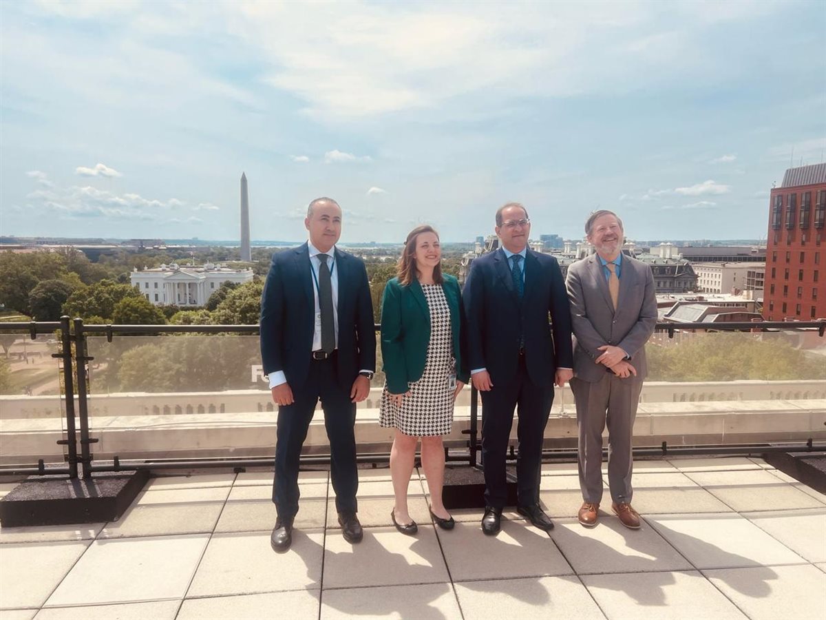 وزير المالية مع أعضاء أعضاء غرفة التجارة الأمريكية بواشنطن