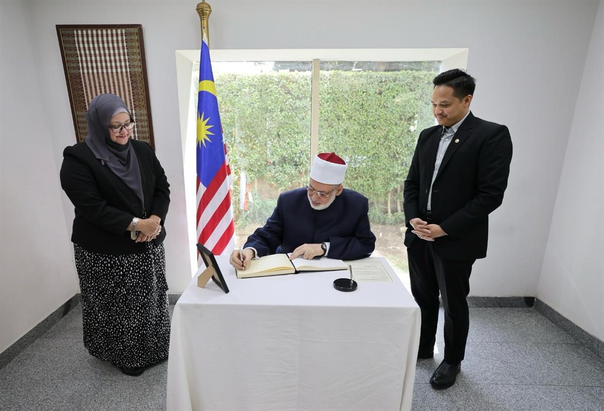 الدكتور محمد الضويني يقدم العزاء 