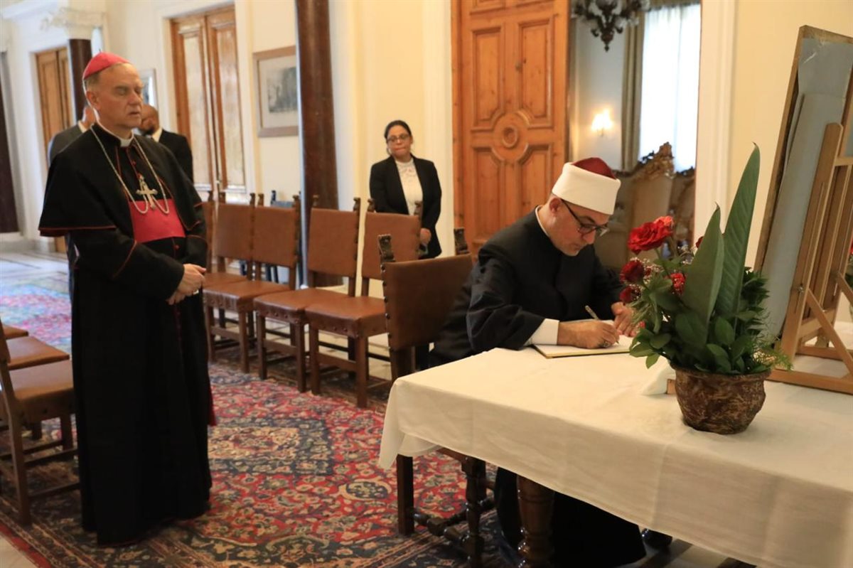 مفتي الجمهورية يقدم واجب العزاء في البابا فرنسيس