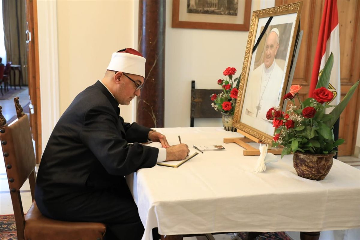 مفتي الجمهورية يقدم واجب العزاء في البابا فرنسيس