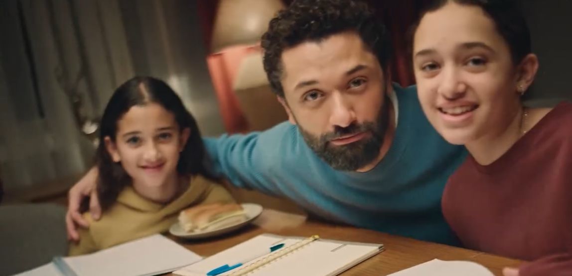 لقطات من إعلان كريم محمود عبد العزيز رفقة ابنتيه في إعلانه الجديد لبنك ABC