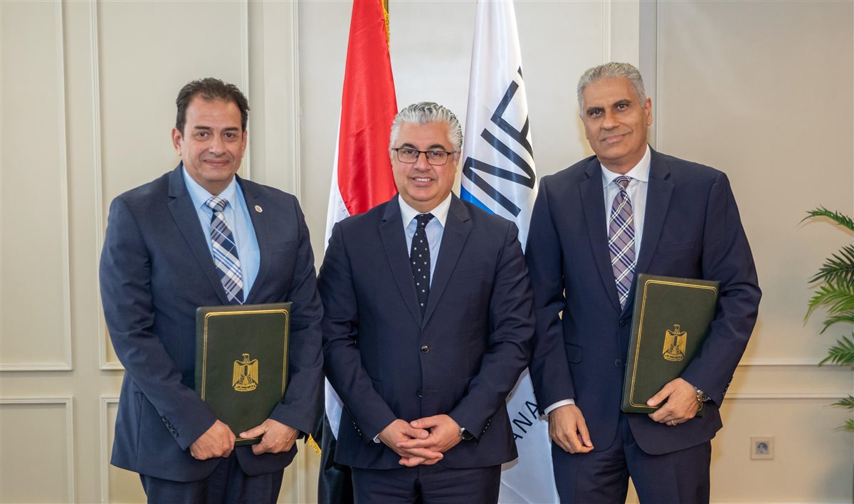 جانب من التوقيع