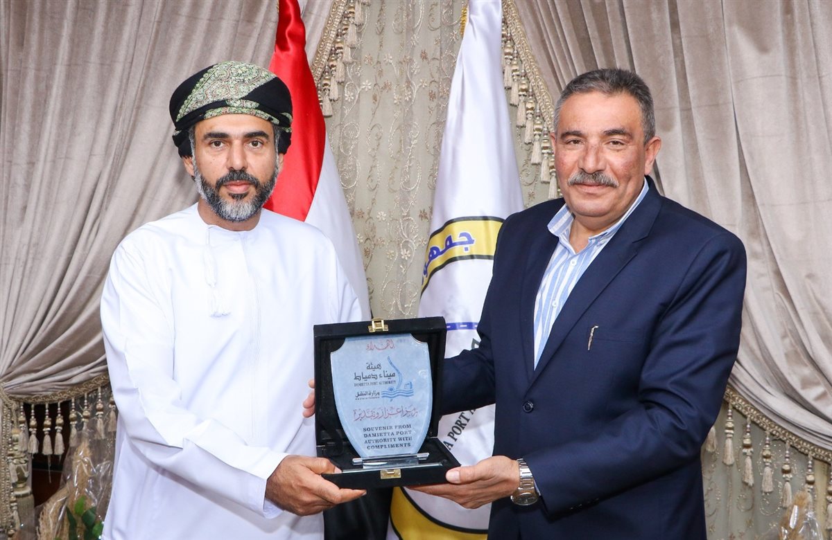 جانب من زيارة الوفد العماني لميناء دمياط